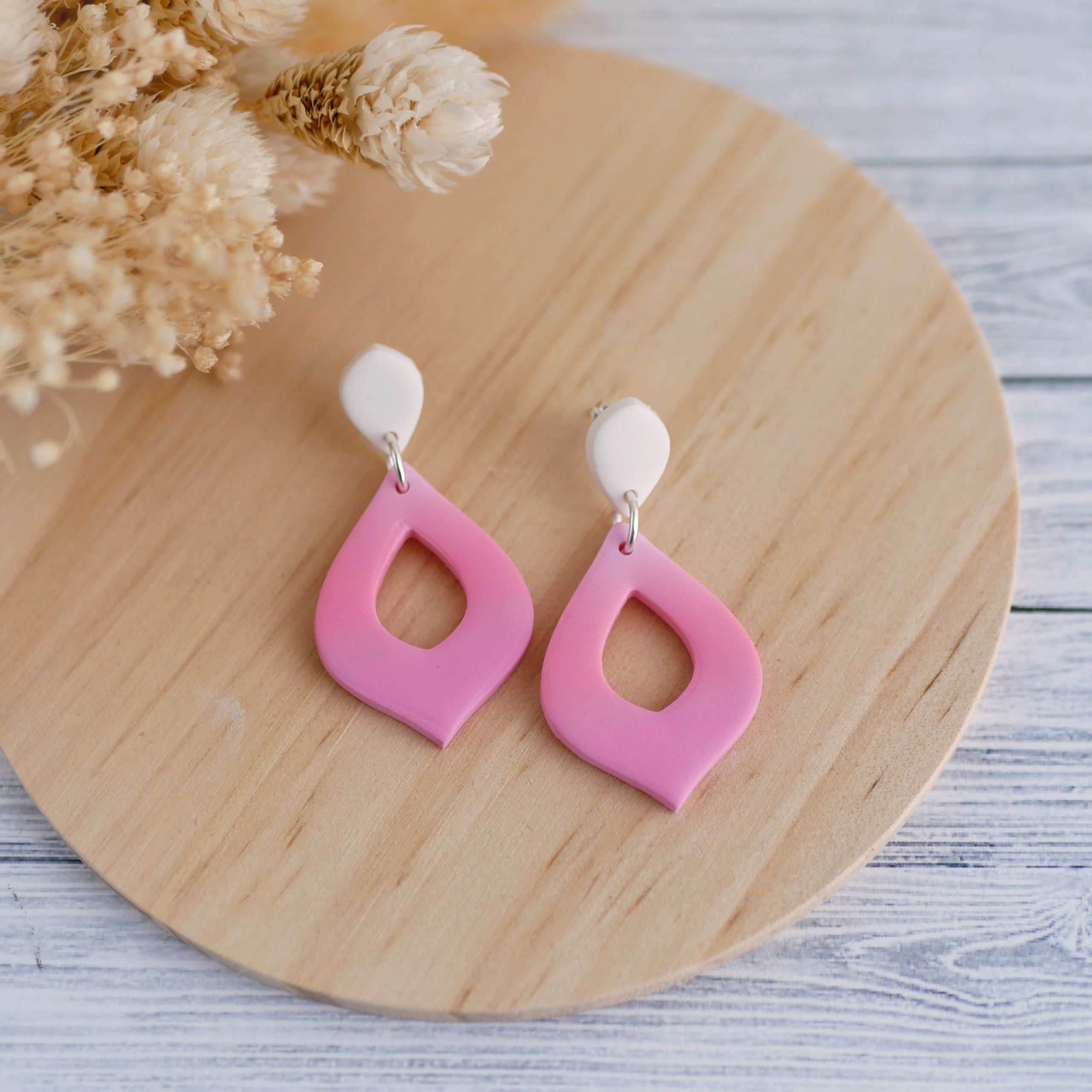 pendientes de arcilla polimerica rosas y blancos plata de ley