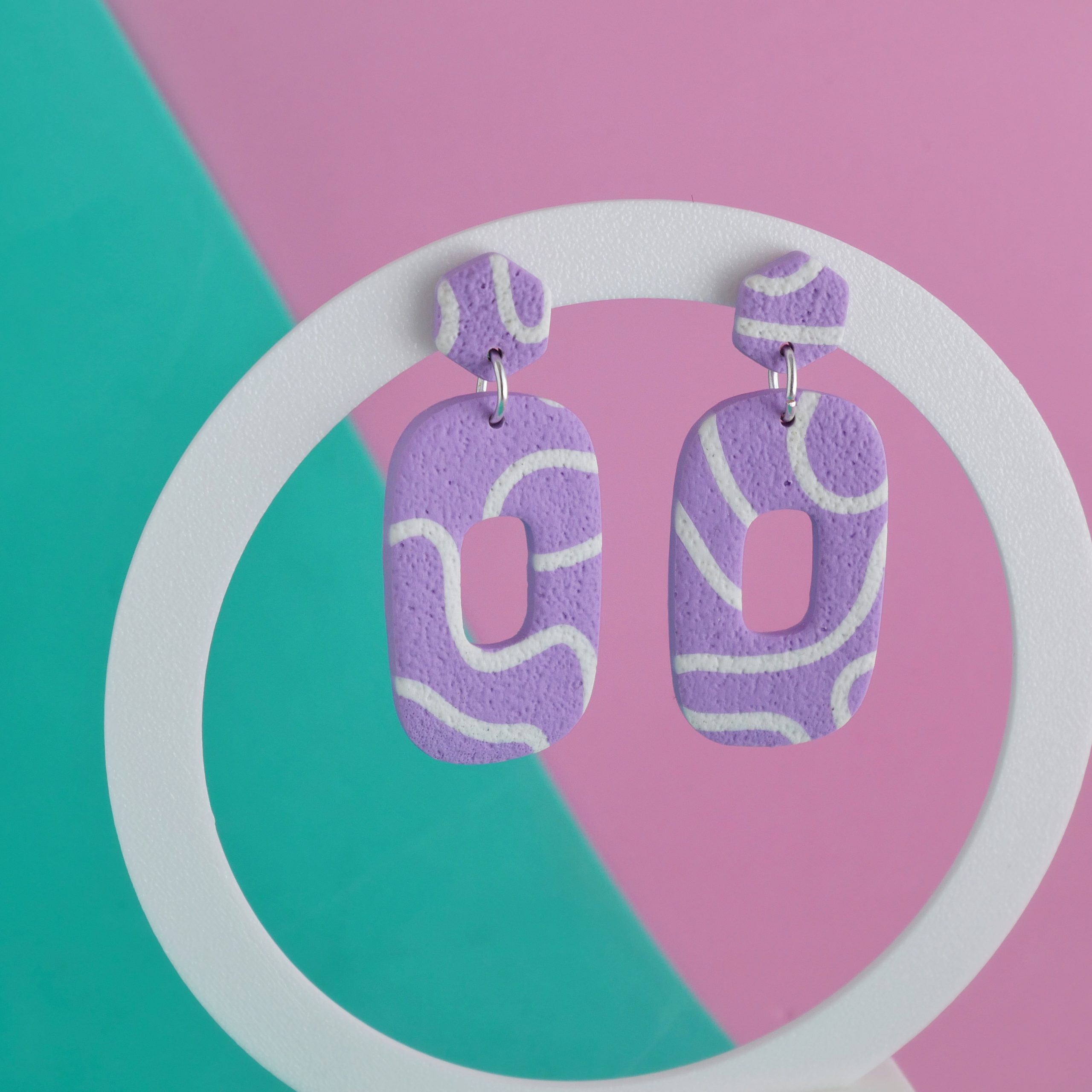 Pendientes ‘Retro Vibes’ – Lila y blanco ochenteros