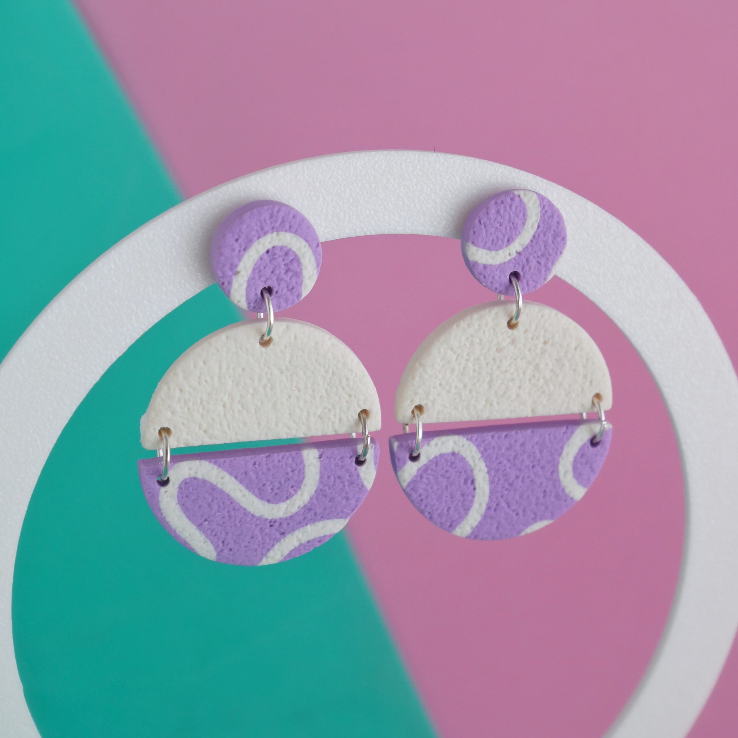 Pendientes ‘Retro Groove’ – Lila y blanco geométricos