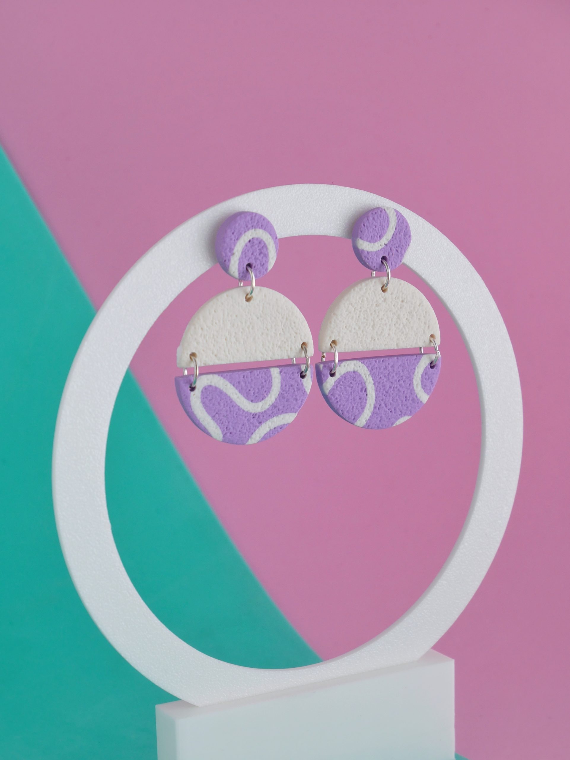Pendientes ‘Retro Groove’ – Lila y blanco geométricos - Imagen 2
