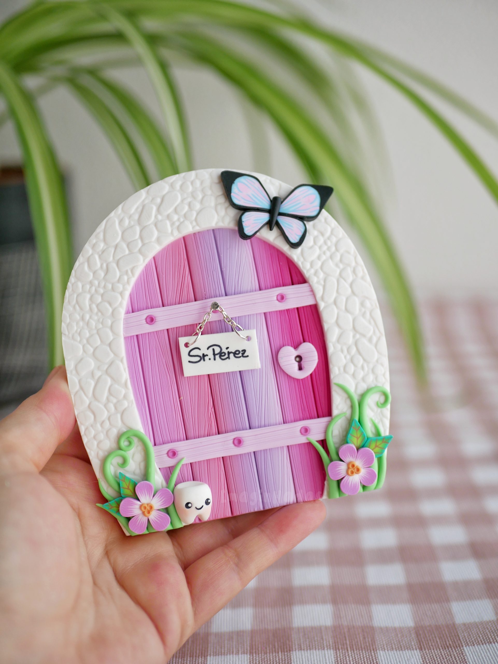 Puerta mágica rosa y diente